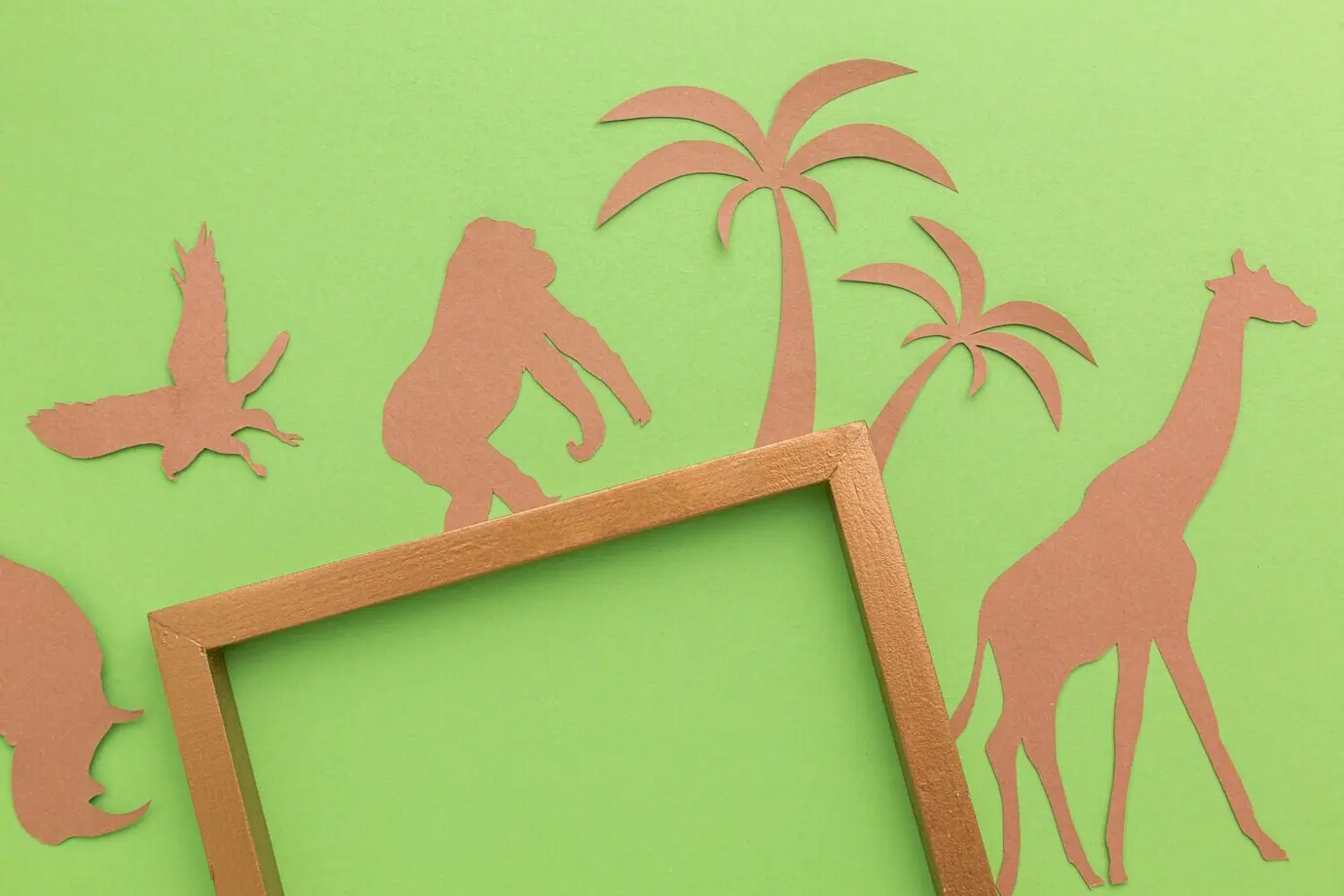 Вид сверху на рамку с бумажными животными к дню животных.